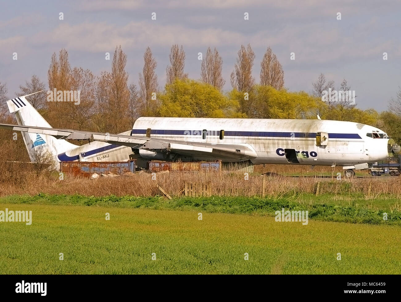 Mise au rebut d'un Boeing 707. Un avion classique en fin de vie est mis au rebut. Mis au rebut. Démontage du plan de jet retiré. Coupe de la queue. Boneyard Banque D'Images