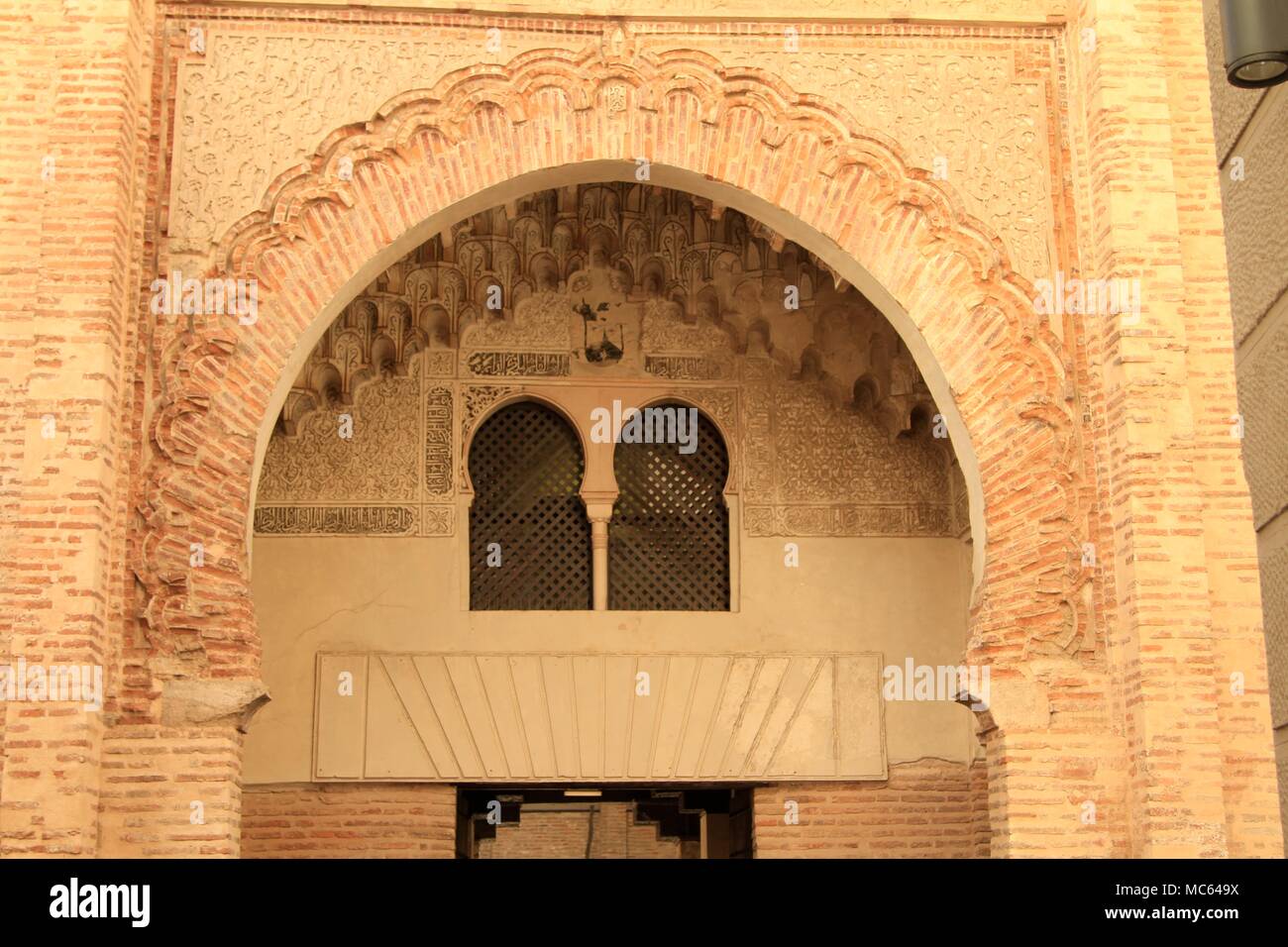 Arc en fer à cheval au-dessus de l'entrée du Corral del Carbon, Grenade, Andalousie, Espagne Banque D'Images