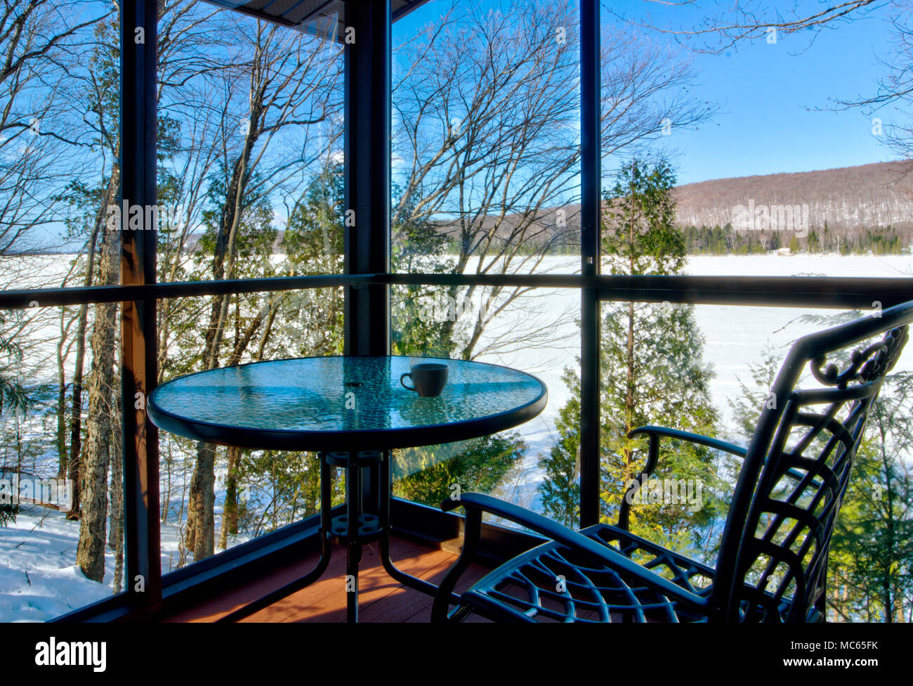 Vue sur un lac gelé depuis le balcon/terrasse. Banque D'Images