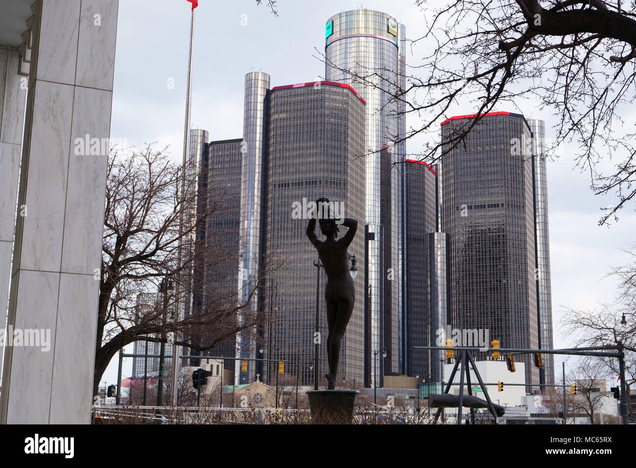 Detroit, Michigan/USA-avril 7th, 2018 : Renaissance Center, le centre-ville de détroit vu de l'avenue Jefferson. Banque D'Images