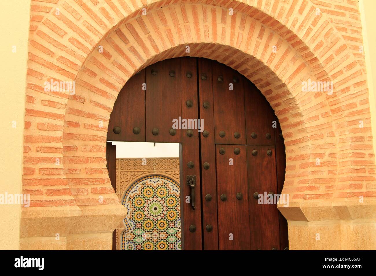 Fer à cheval porte voûtée en briques avec une vue ouverte dans une mosquée, Cordoue, Espagne Banque D'Images