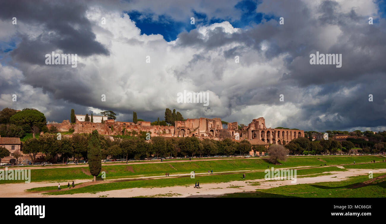 Vue panoramique de l'ancienne Rome, ruines du palais impérial sur le Mont Palatin avec nuages orageux de Circuss Maximus, dans le centre historique de Rome Banque D'Images