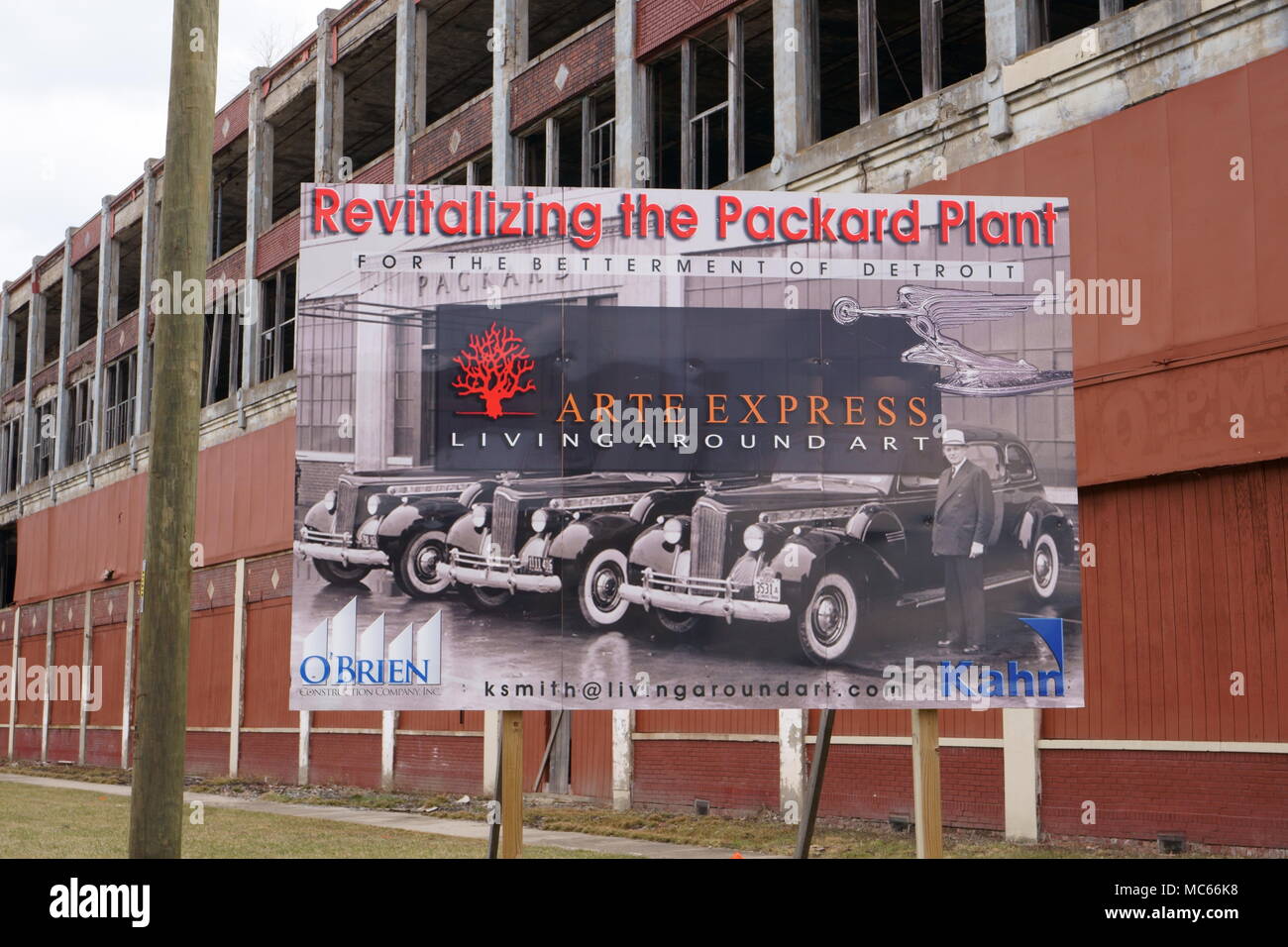 Detroit, Michigan/USA, April 6th, 2018 : une "revitalisation de l'usine Packard' en face de l'ancienne usine Packard. Banque D'Images Detroit, Michigan/USA, April 6th, 2018 : une "revitalisation de l'usine Packard' en face de l'ancienne usine Packard. Banque D'Images