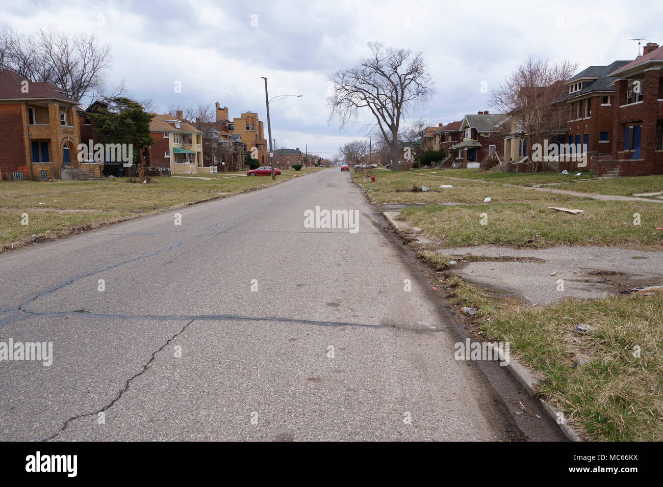 Des maisons abandonnées dans une rue vide déserté à Detroit. Banque D'Images