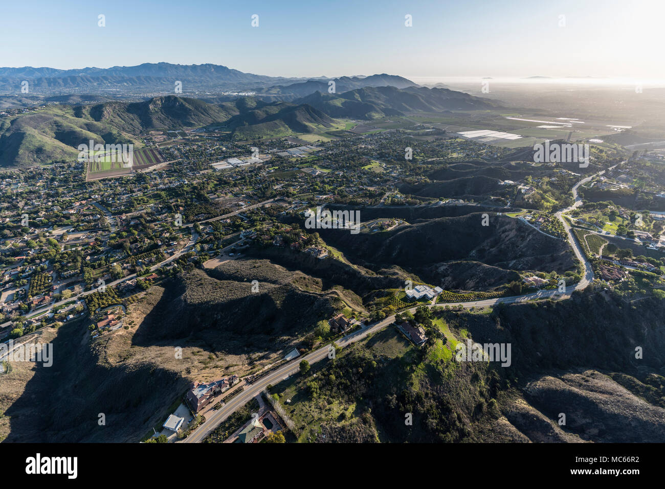 Après-midi vue aérienne de Santa Rosa Valley homes et les collines dans la ville pittoresque de Camarillo en Californie. Banque D'Images
