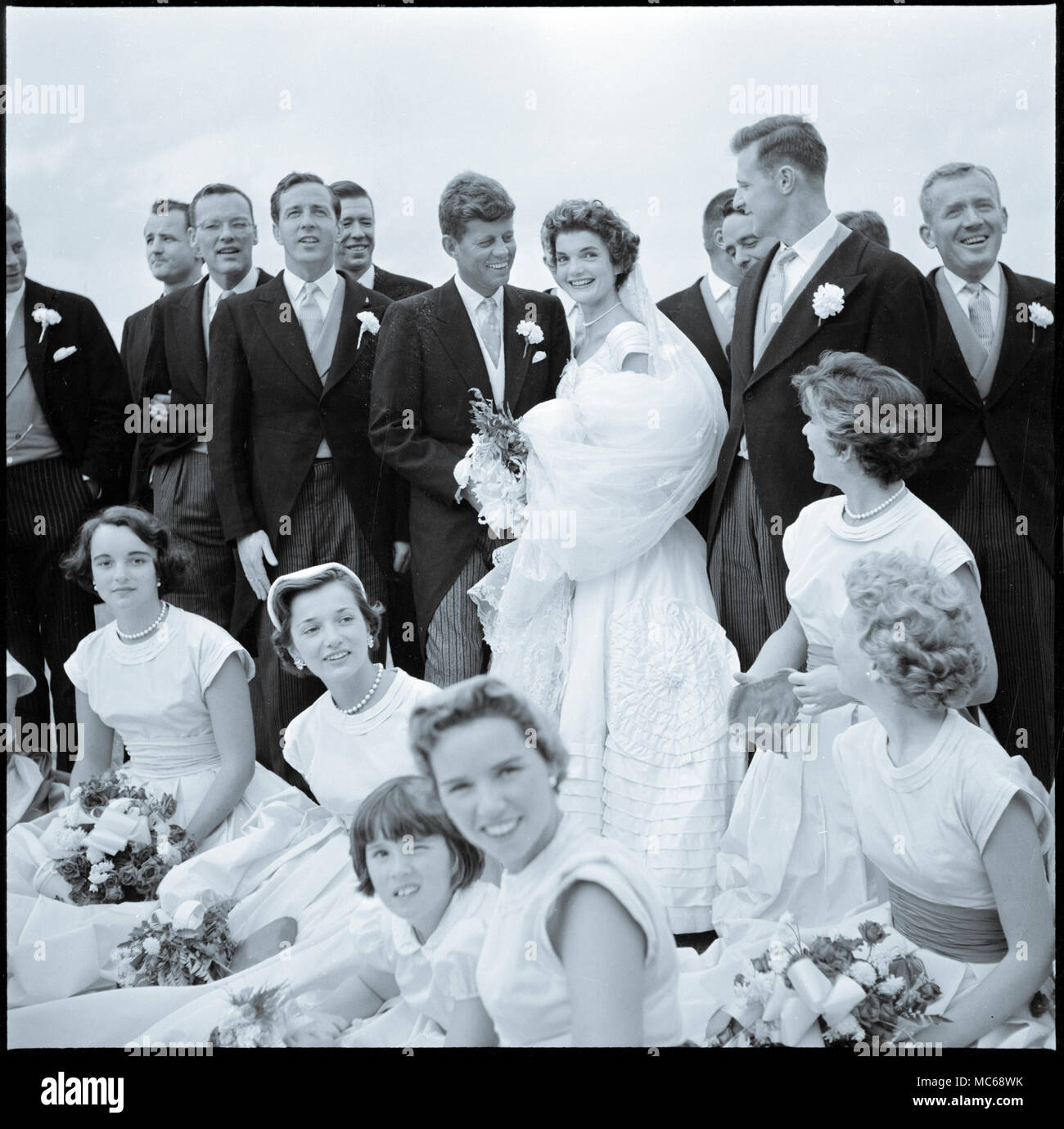 Jackie Bouvier Kennedy et John F. Kennedy, dans une tenue de mariage, avec des membres de leur fête de mariage - Septembre 12, 1953 Banque D'Images