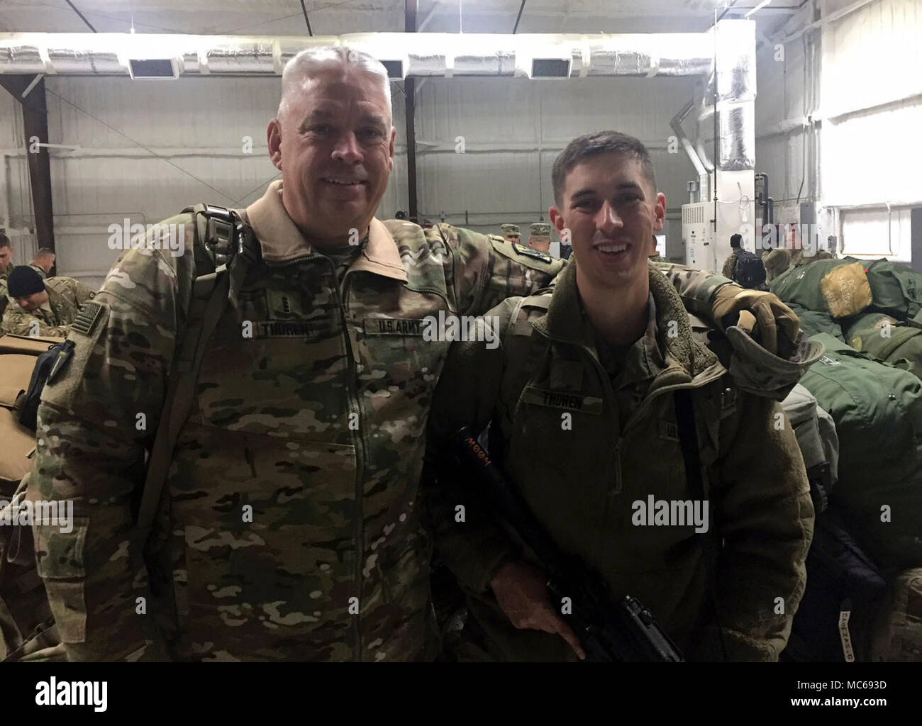 FORT HOOD, Texas -- L'Adjudant-chef de l'armée américaine, David Thoren un agent affecté à la sécurité aérienne de la Compagnie B, 248e Bataillon de soutien à l'Aviation, 449e Brigade d'aviation de combat pose pour une photo avec son fils, 2e lieutenant Lukas Thoren, un officier du renseignement affectés au siège de l'Entreprise Support, 248e Bataillon de soutien à l'Aviation, 449e Brigade d'aviation de combat à Fort Hood, au Texas, le 7 décembre 2017. La Thorens sont actuellement en service à l'étranger ensemble dans l'armée américaine de la zone de responsabilité du commandement central à l'appui d'opérations inhérentes à résoudre et Bouclier spartiate. Banque D'Images