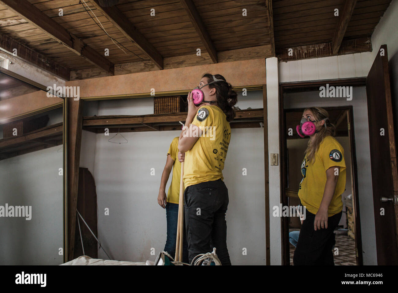 HUMACAO, Puerto Rico, le 26 janvier 2018 - Les membres d'AmeriCorps vérifier l'état de la toiture d'une maison située à Humacao. Les organismes bénévoles et l'Organisation des réparations (Valor) programme en partenariat avec la FEMA a fournir le matériel et le personnel nécessaires pour faire les réparations temporaires qui permettent aux survivants de rentrer chez eux après une catastrophe naturelle. Eduardo Martinez/FEMA. Banque D'Images