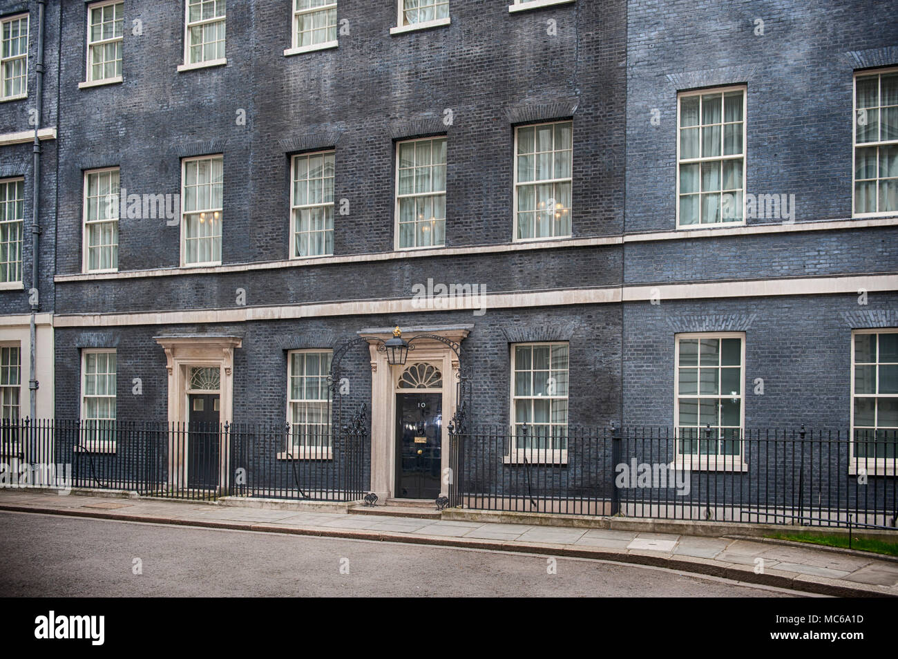 Downing Street, London, UK. 12 avril 2018. Vues de l'extérieur le 10 Downing Street (le jour de "Cabinet de guerre" réunion pour discuter de la Syrie. Banque D'Images