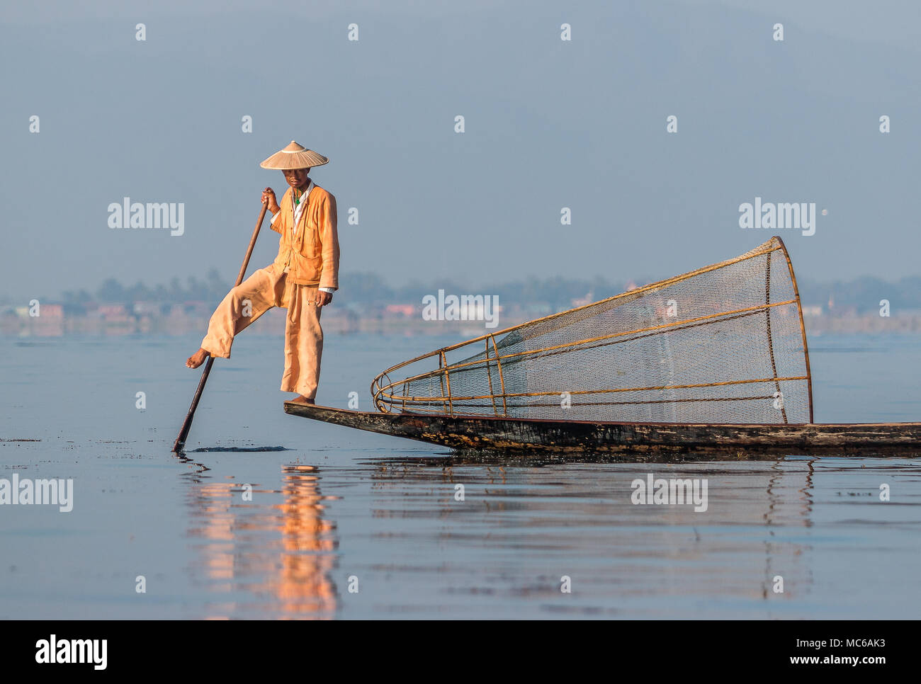 Ethnie Intha sur pêcheur du lac Inle, Myanmar Banque D'Images