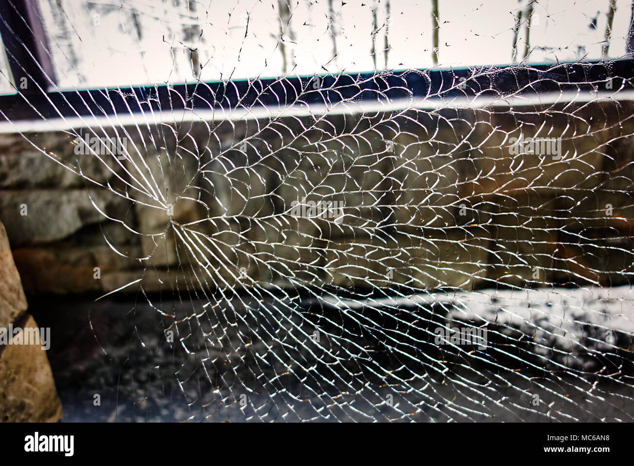Panneau de verre cassé, de l'intérieur. Banque D'Images