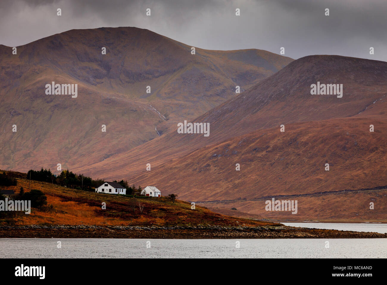 Loch Ainort et les Red Hills, à l'île de Skye, en Ecosse Banque D'Images