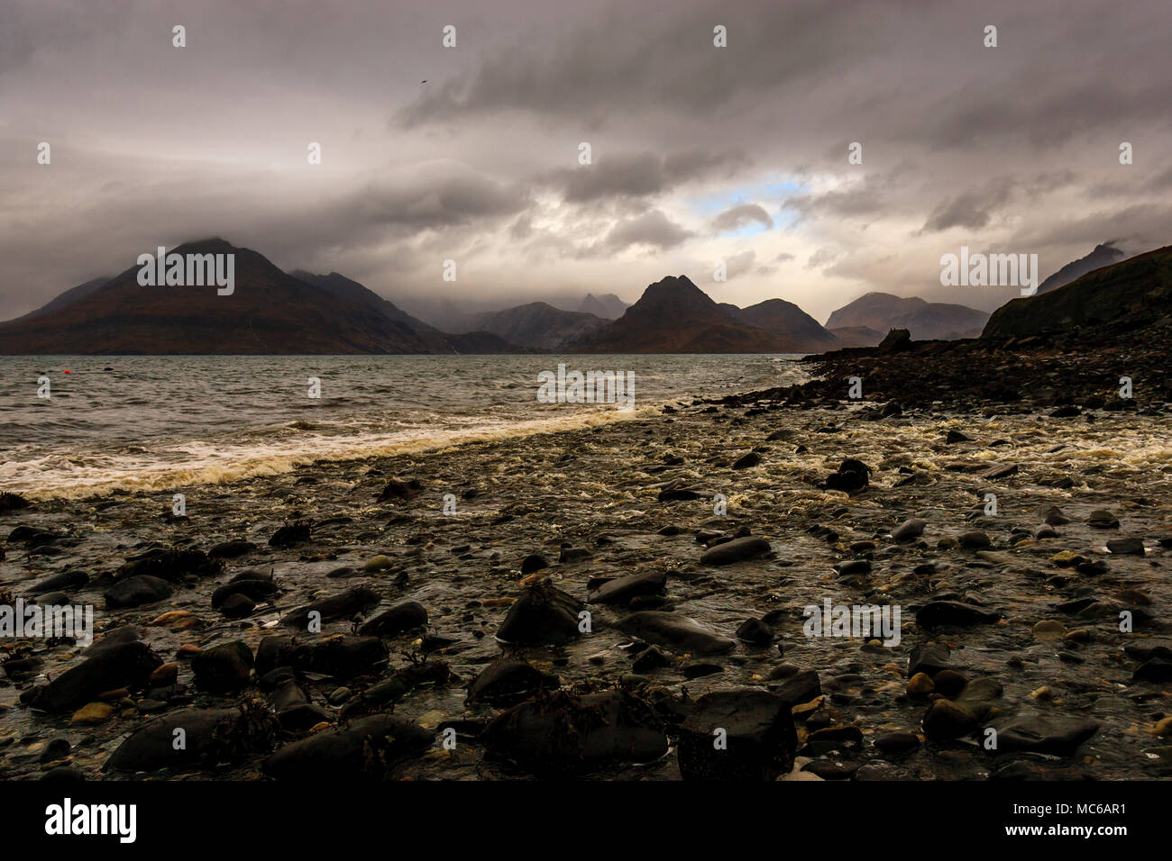 La chaîne de montagnes Cuillin de Elgol Beach, île de Skye, Écosse Banque D'Images