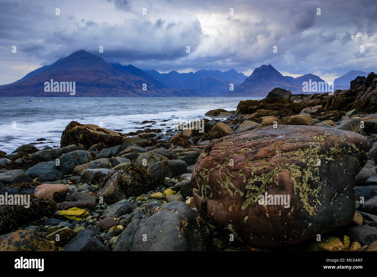 La chaîne de montagnes Cuillin de Elgol Beach, île de Skye, Écosse Banque D'Images