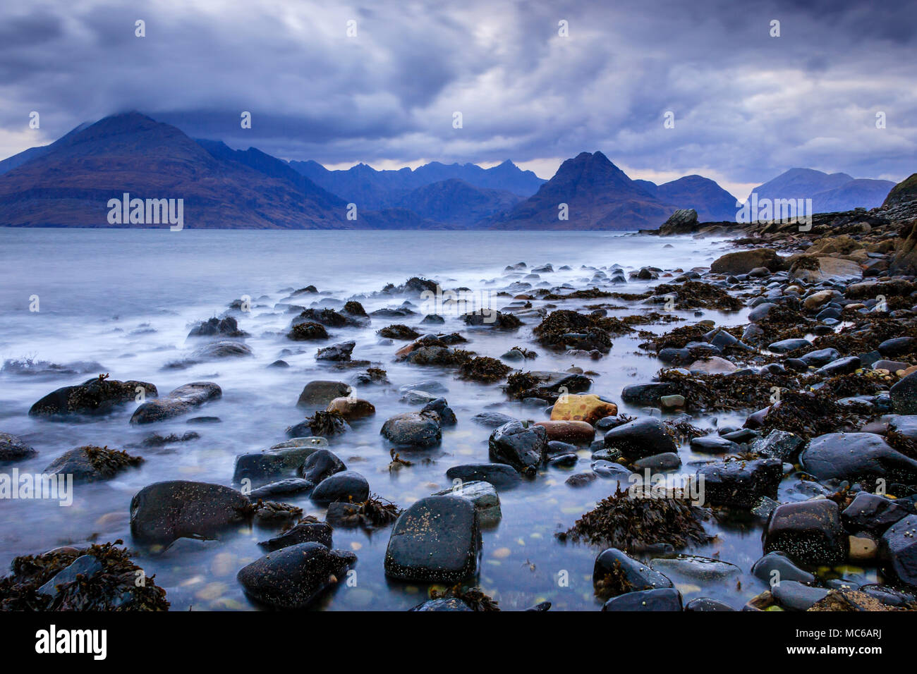 La chaîne de montagnes Cuillin de Elgol Beach, île de Skye, Écosse Banque D'Images