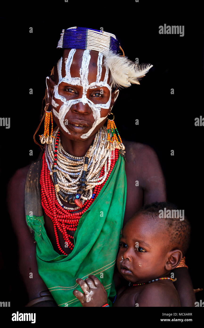 Un Portrait d'une mère et bébé de la tribu Karo, Kolcho Village, Vally, Omo Ethiopie Banque D'Images