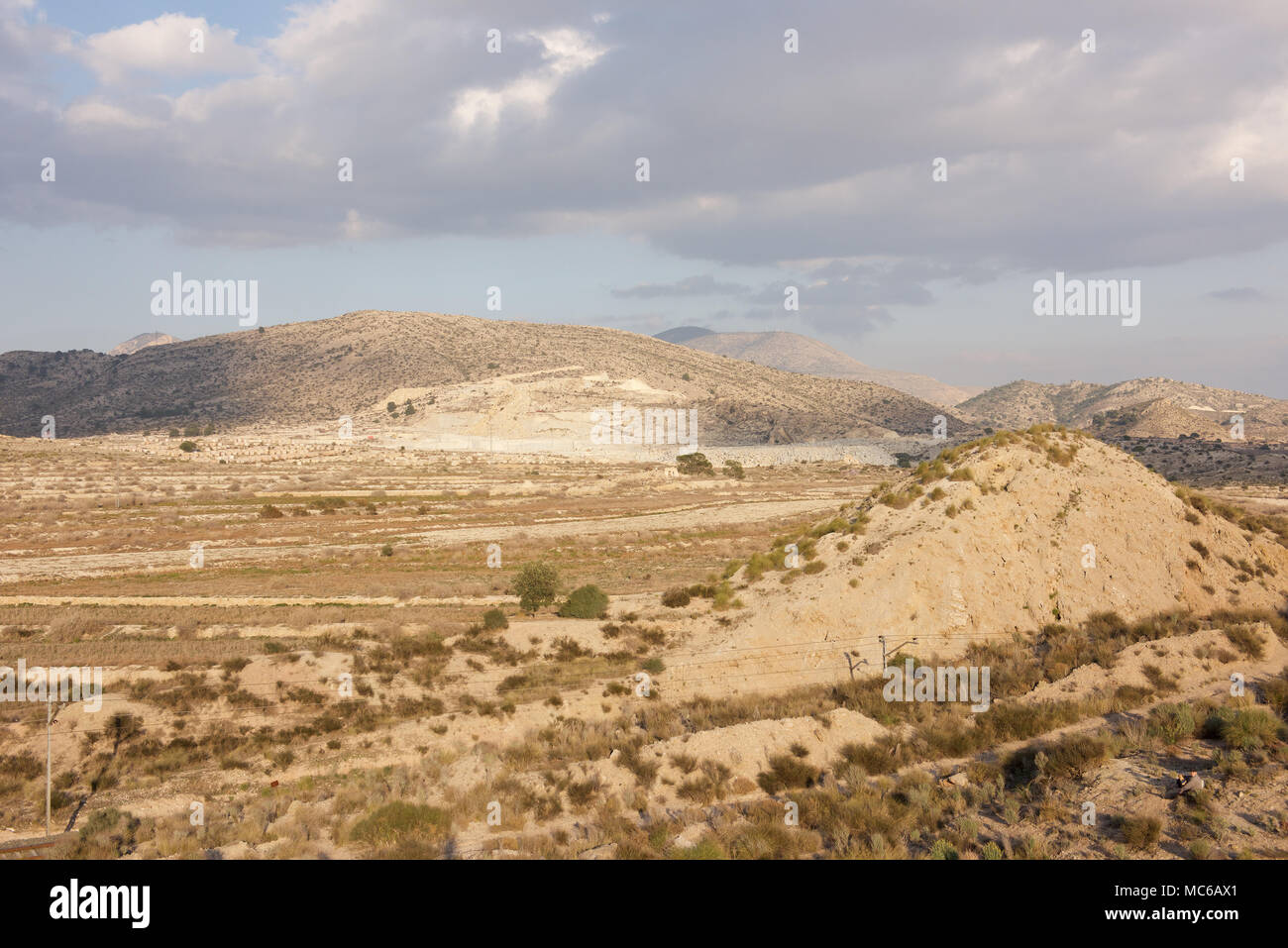 La campagne d'Alicante Province avec l'exploitation de carrières de marbre dans la distance Banque D'Images