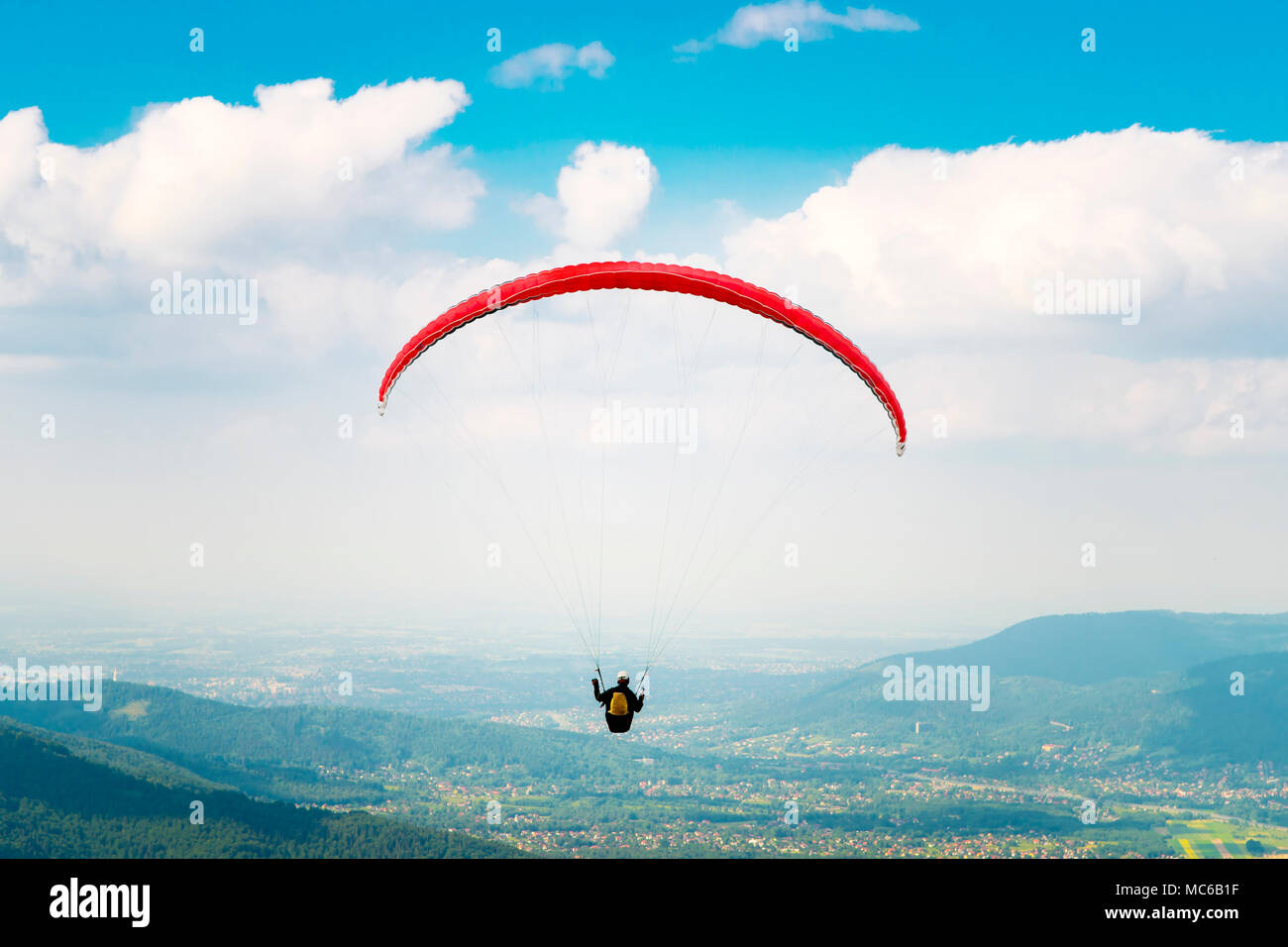 Vol en parapente au dessus des champs sur une journée ensoleillée. La Pologne. Banque D'Images