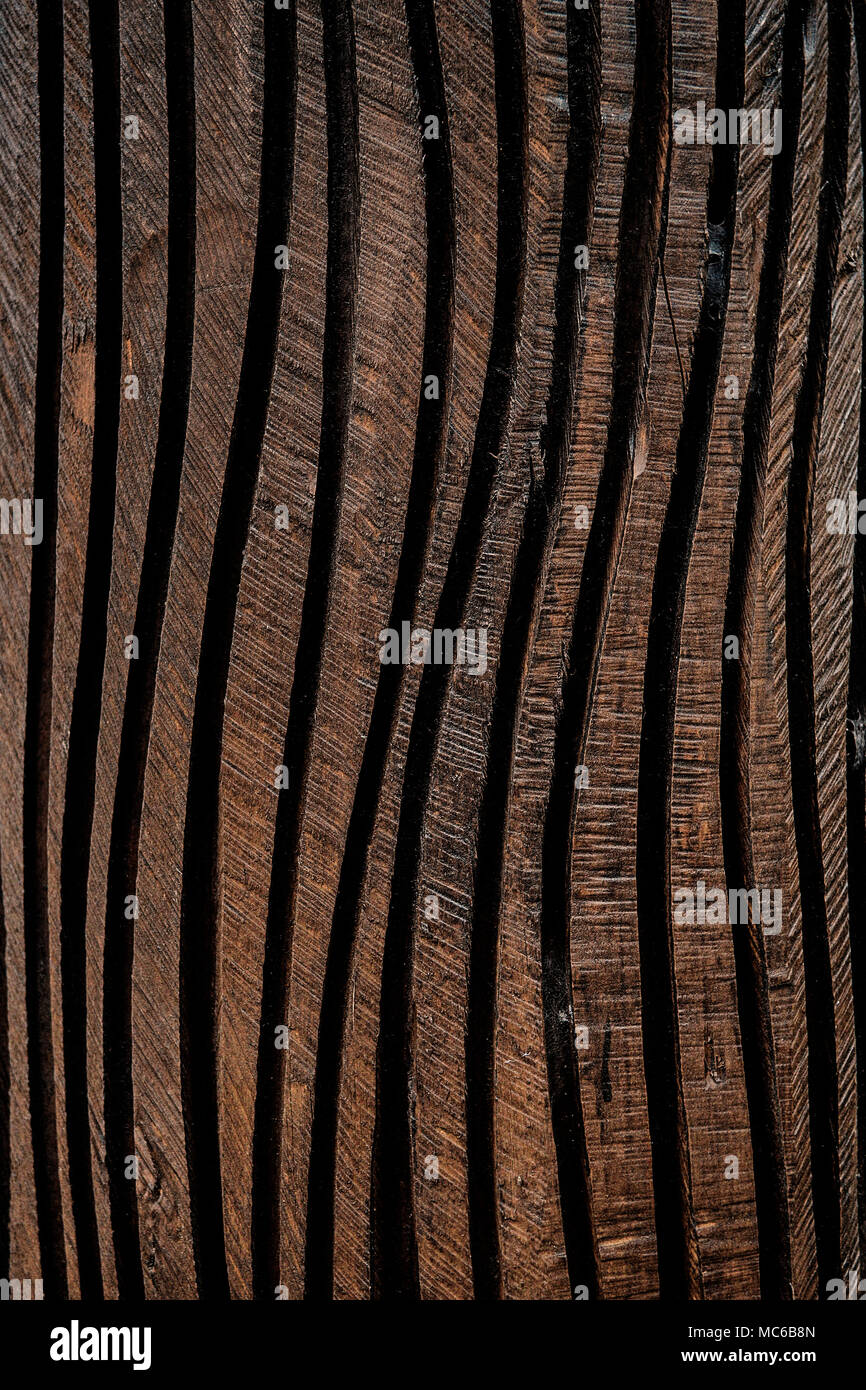 Vieux bois riche fond texture grain sculpté avec des vagues. Banque D'Images