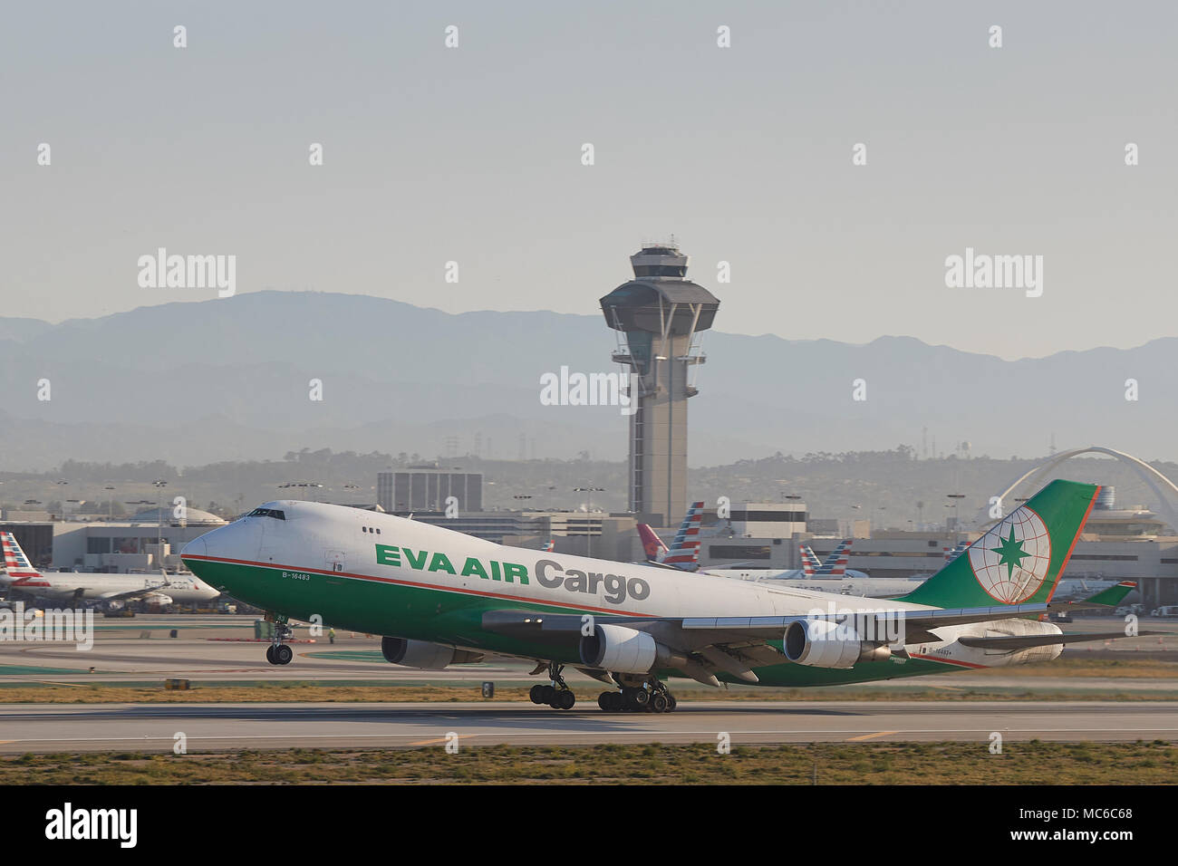 EVA Air cargo Boeing 747 Cargo Jet au décollage de l'Aéroport International de Los Angeles, LAX. La tour de contrôle de l'ATC en arrière-plan. Californie, USA. Banque D'Images