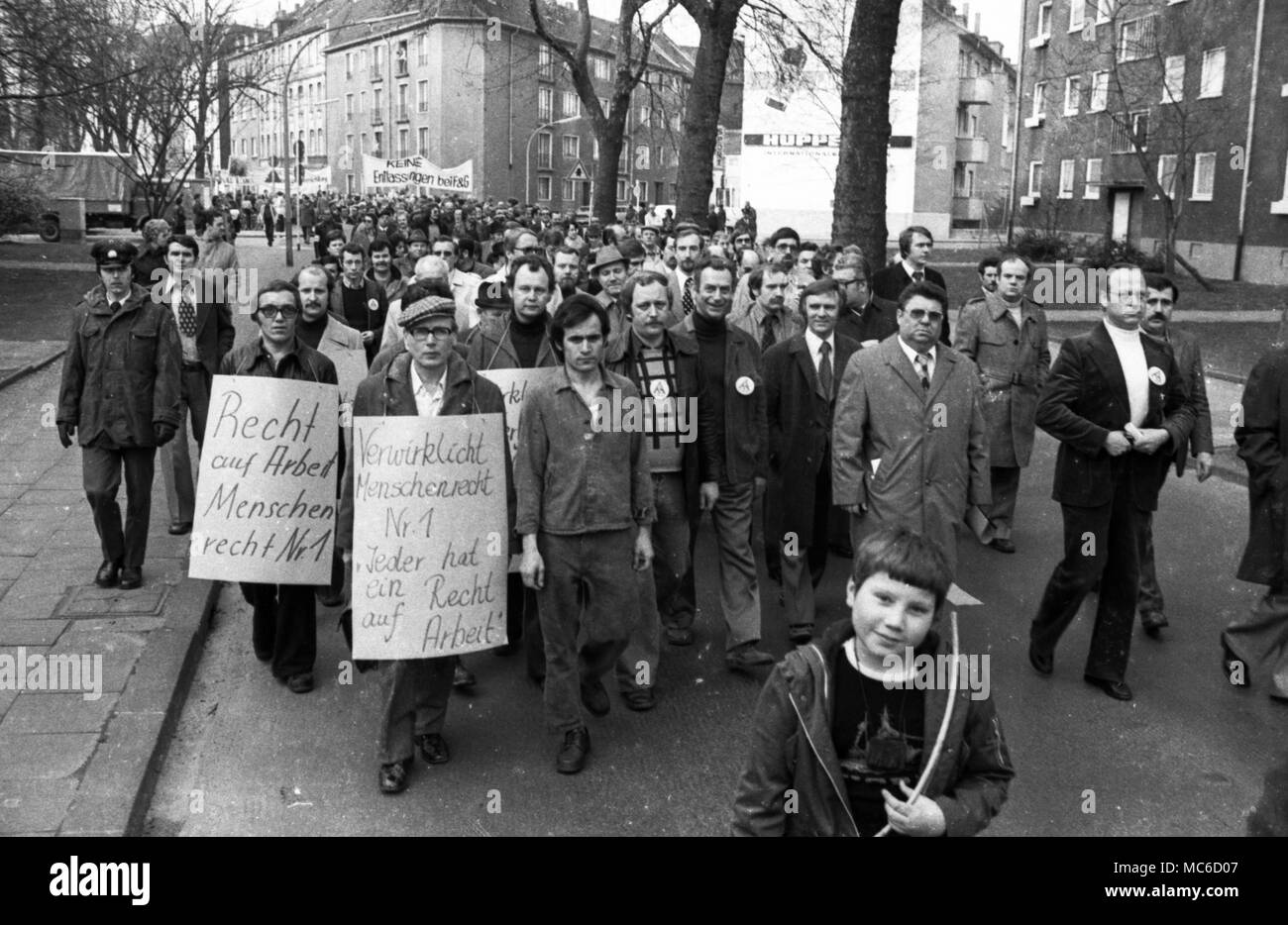 Env. 2500 ouvriers et d'employés de Felten et Guilleaume ( F&G) démontrer à Cologne le 8 mars 1977 contre les licenciements et le droit au travail. Dans le monde d'utilisation | Banque D'Images