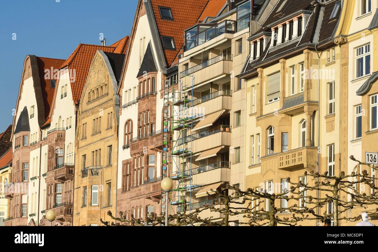 Splendide maison façades ,promenade rive du Rhin, Düsseldorf, le 9 avril 2017. Dans le monde d'utilisation | Banque D'Images