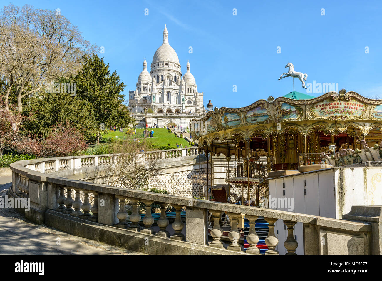 Une rampe piétonne mène de la partie inférieure de la Louise Michel, où il y a un carrousel, à l'escalier de la basilique du Sacré-Cœur. Banque D'Images