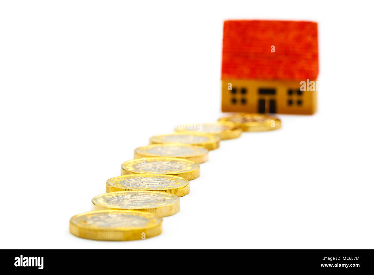 Chemin de l'argent nouveau pound £ GBP livres pièces menant à une maison pour illustrer les valeurs du prix des propriétés et de l'épargne pour l'accession à la propriété d'un concept. Royaume-uni Grande-Bretagne Banque D'Images