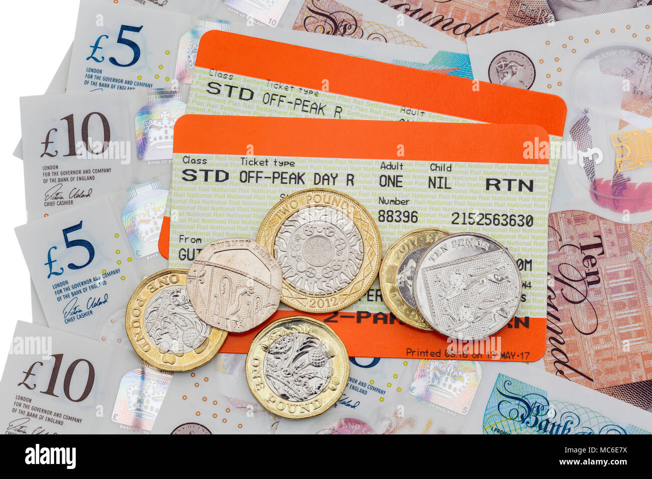 Deux billets de train britannique hors-pointe standard pour sortir et revenir avec de nouveaux tarifs ferroviaires cinq et dix livres et notes pièces livre. Angleterre Royaume-uni Grande-Bretagne Banque D'Images