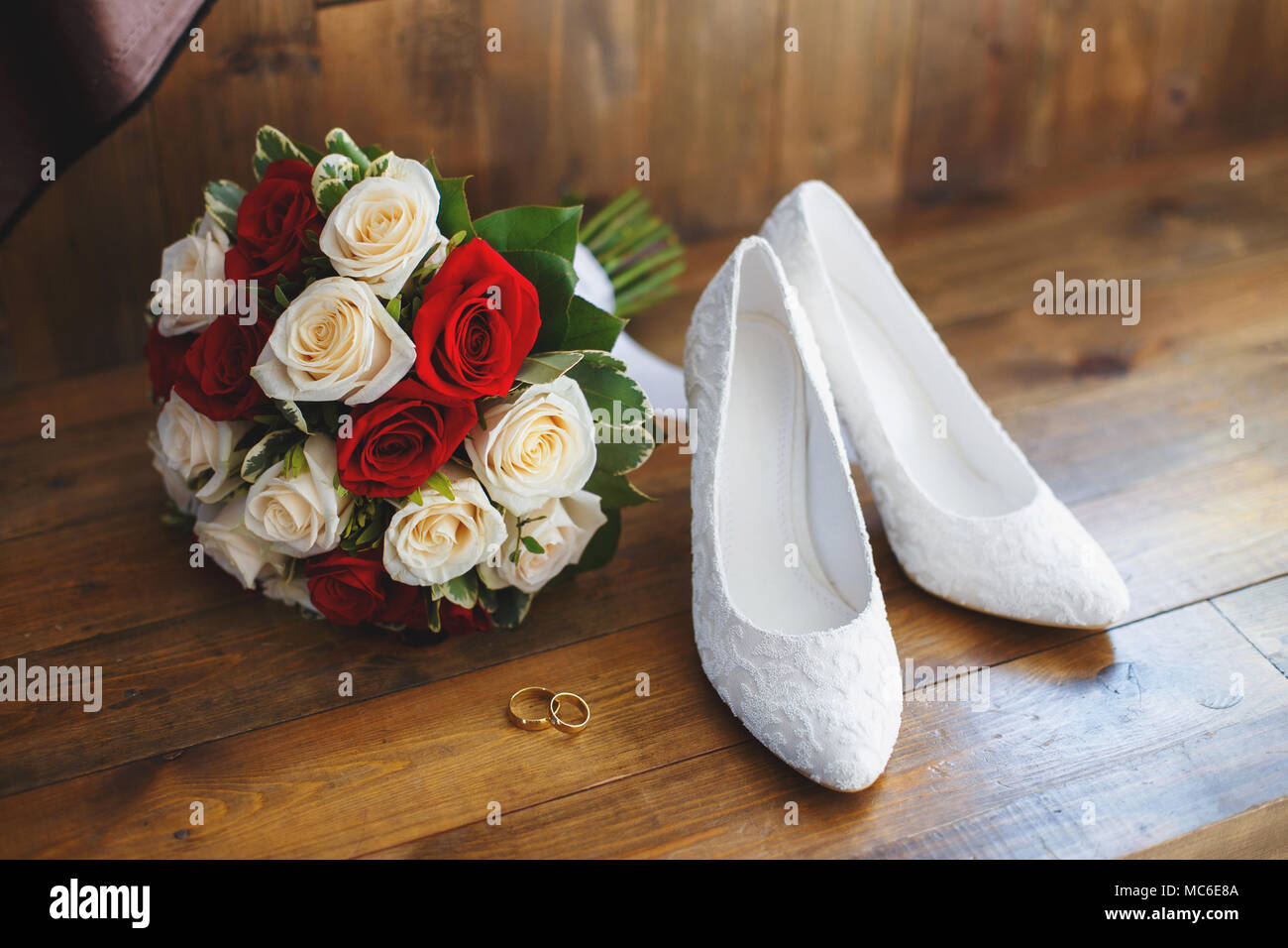 Chaussures de mariage et bouquet de roses rouges et blanches sur fond de bois, de mariage concept Banque D'Images