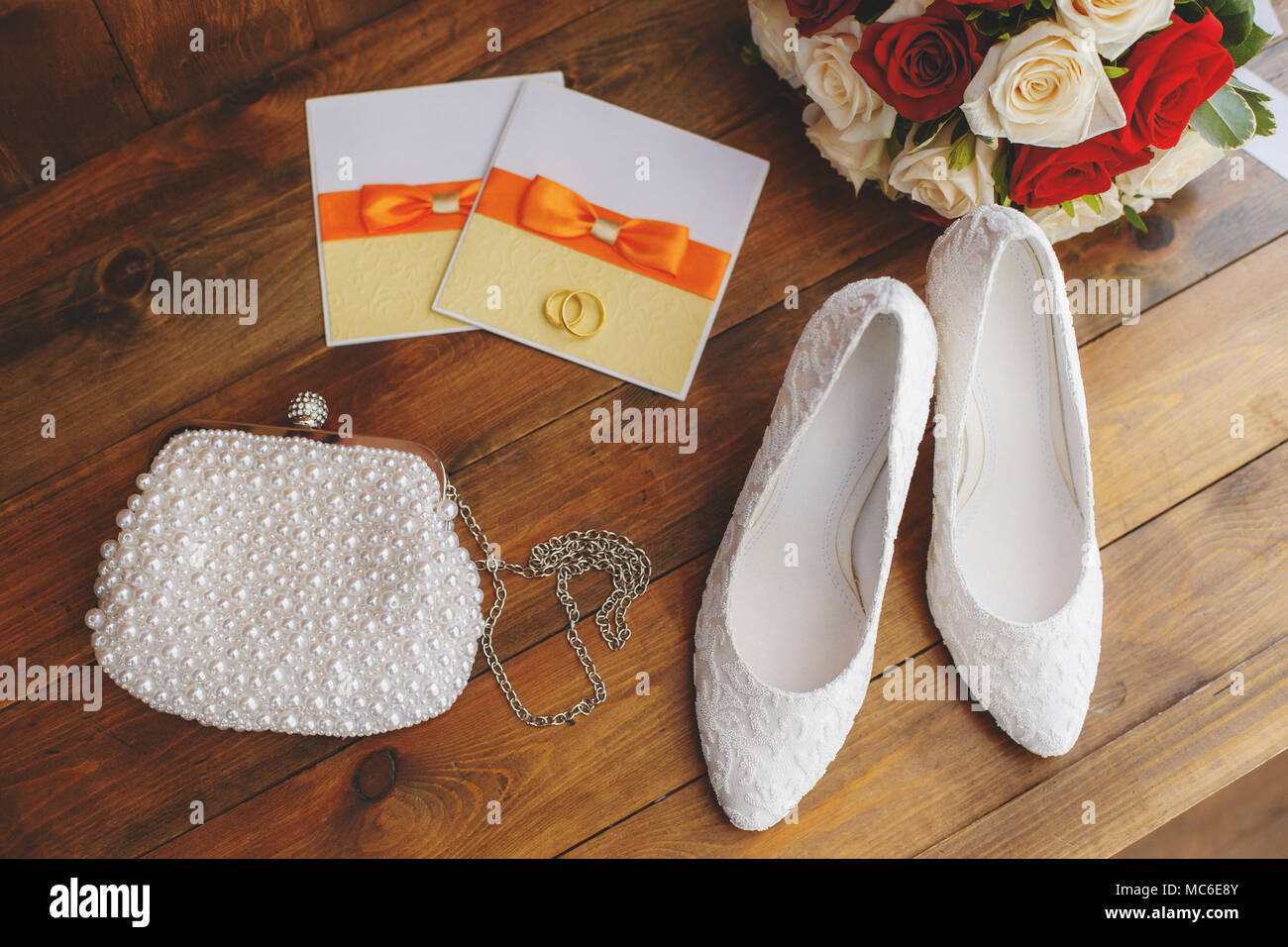 Chaussures de mariage et bouquet de roses rouges et blanches sur fond de bois, de mariage concept Banque D'Images