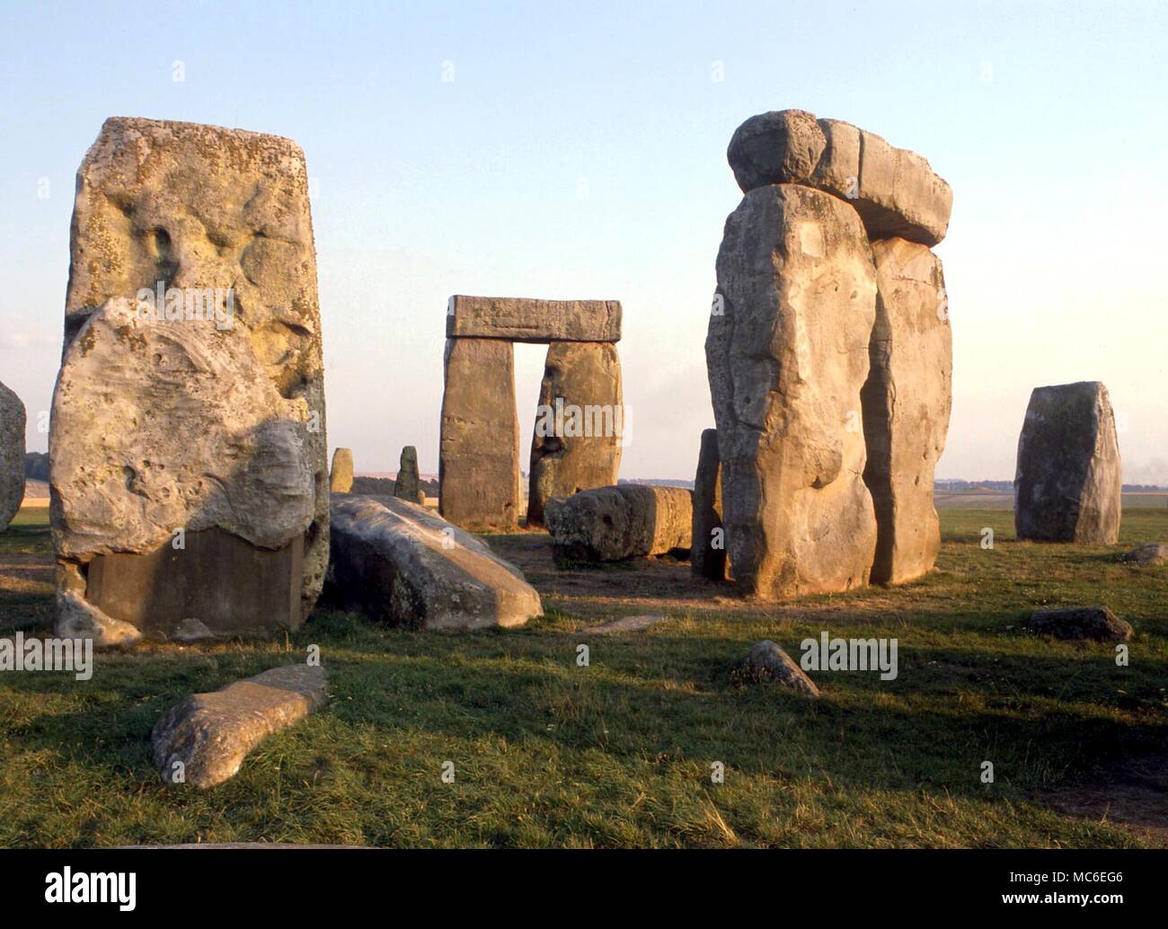 - Pierres de Stonehenge, le complexe religieux préhistoriques, a commencé 2 200 BC à l'intérieur d'un terrassement environ 380 pieds de diamètre. Certains des sarsens pèsent 30 tonnes chacun - la gamme extérieure avec linteaux a un diamètre d'environ 100 pieds Banque D'Images