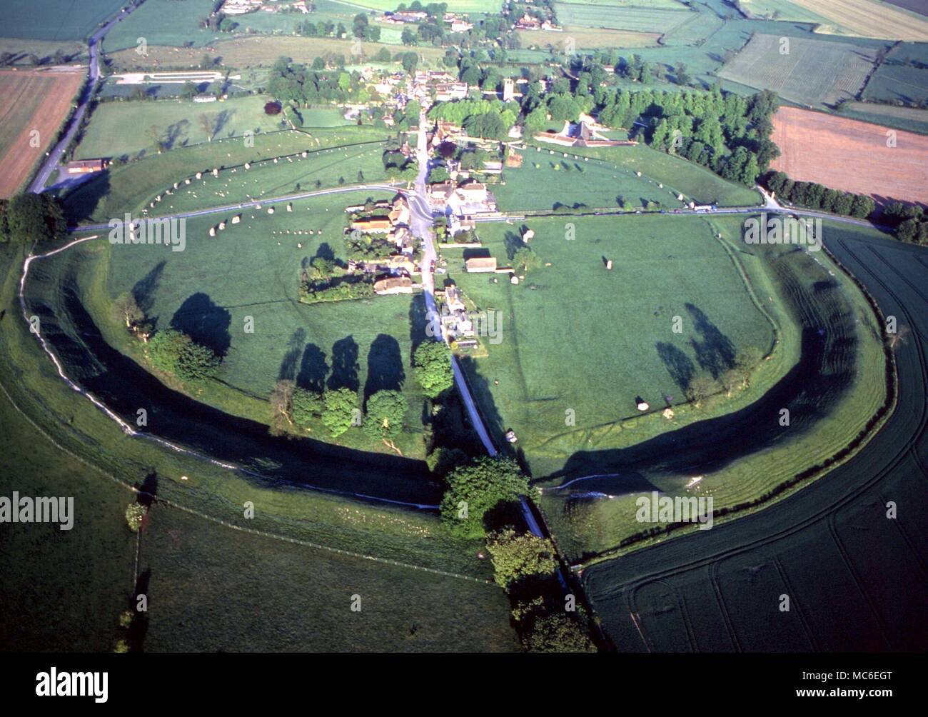 Pierres précieuses - Complexe d'Avebury de cercles, avec village vu de l'air Banque D'Images