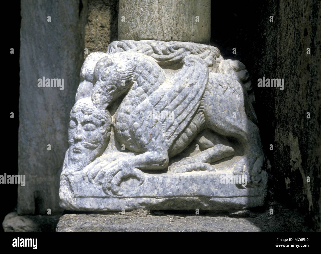 Dragon à bec avec une tête humaine, à partir de la pierre en haut de l'escalier de la mort, dans la Sagra di San Michele, Susa. 13e siècle Banque D'Images