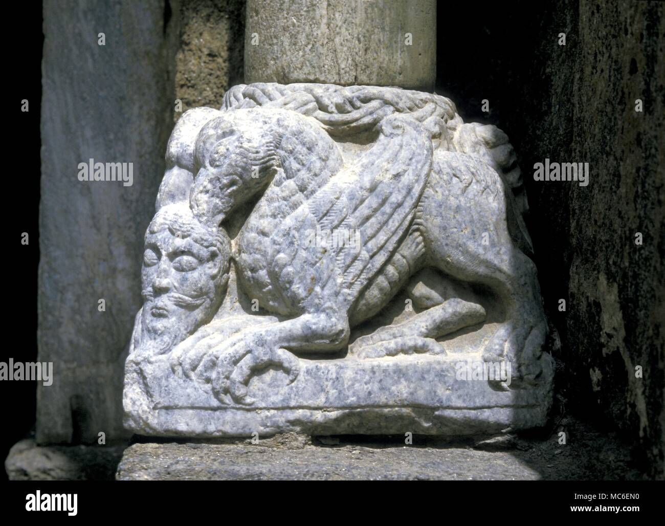 Dragon à bec avec une tête humaine, à partir de la pierre en haut de l'escalier de la mort, dans la Sagra di San Michele, Susa. 13e siècle Banque D'Images