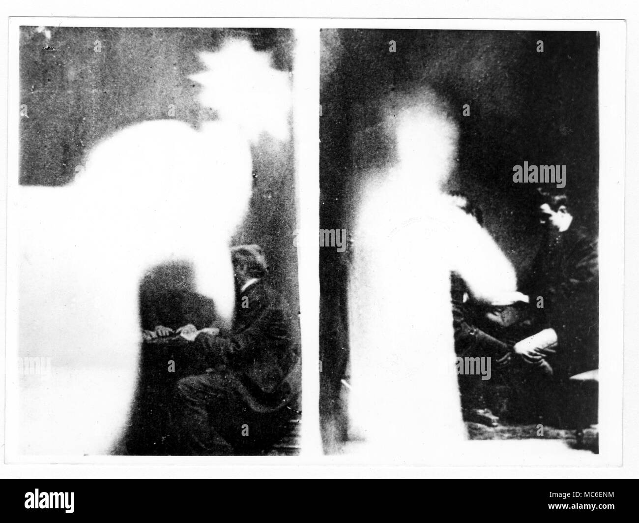 SPIRIT OF PHOTOGRAPHIE - S ?ance - fantômes deux photos de Spirit of extras (peut-être des fantômes) qui figure à un sÃšance tenues en vertu de la médiumnité de John Beattie, tenue à Bristol, Angleterre, vers 1873. Banque D'Images