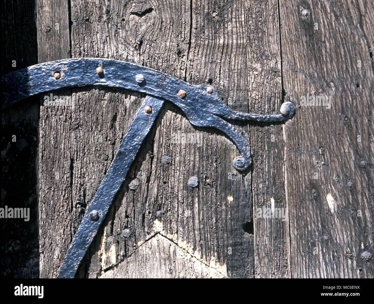 Mythes - Stillingfleet tête de dragon en volutes de métal sur le porte médiévale de l'église paroissiale de Stillingfleet, dit par certains d'être de conception Viking, mais probablement fabriqué en 10e siècle Banque D'Images