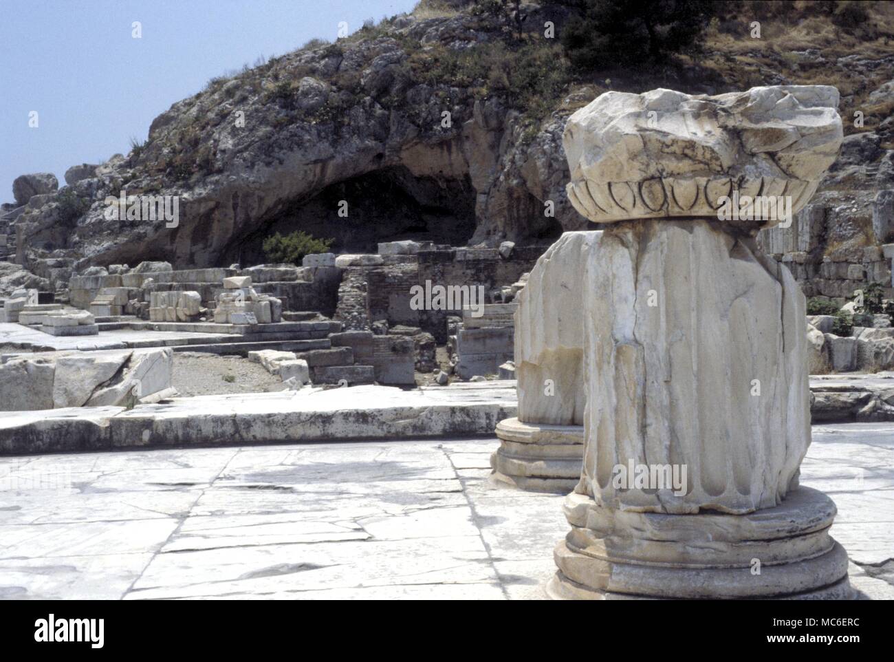 La Mythologie grecque La Grotte de Déméter sur l'ancien site sacré d'Eleusis Banque D'Images