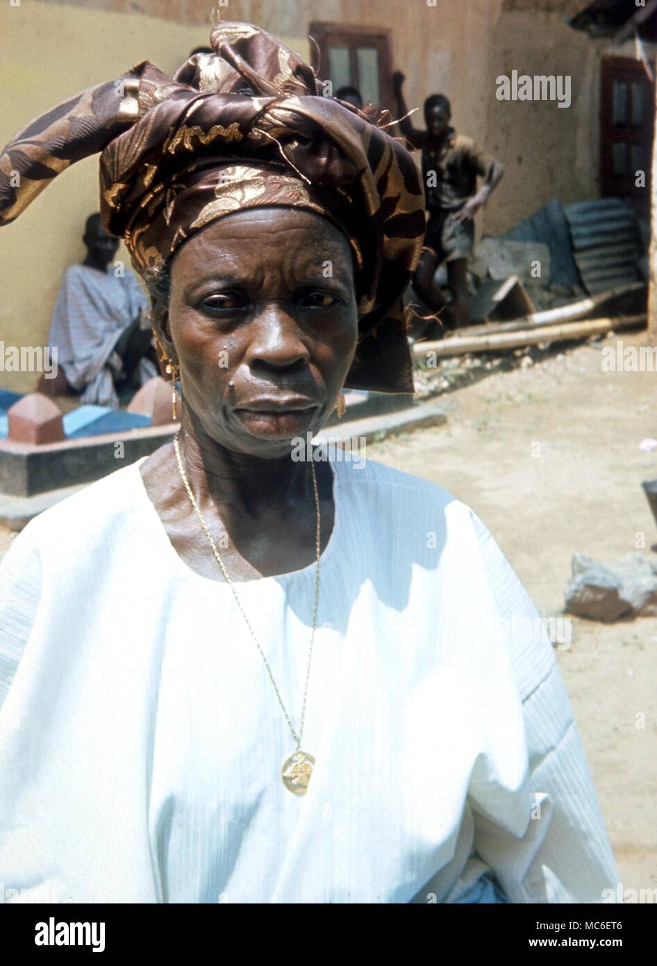 Magie africaine - Femme sorcière nigériane-médecin, portant des amuletic poignée Banque D'Images
