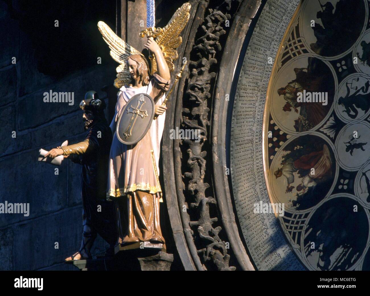 ANGELS - l'Archange Michael, comme aiguille de la procession des jours, à l'horloge astronomique de la vieille place de l'hôtel de ville de Prague, à l'origine 15ème siècle. Banque D'Images