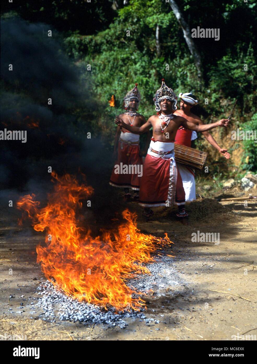 Les marcheurs de feu fire-walker marche sur des charbons au rituel de  tambours, dans un village rural au nord de Kandy, Sri Lanka Photo Stock -  Alamy