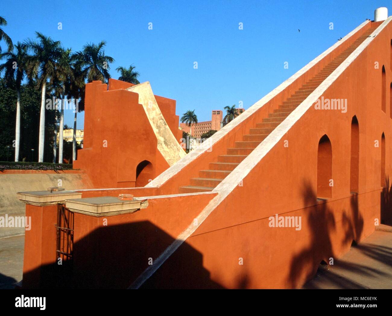 Observatoires - Jantar Mantar, Delhi, c.1783. Le grand cadran solaire équatorial, appelé le Brihat Samrat Yantra, qui s'élève à environ 70 pieds de haut, avec le gnomon est intervenu pour l'atrologer à faire son ascension Banque D'Images