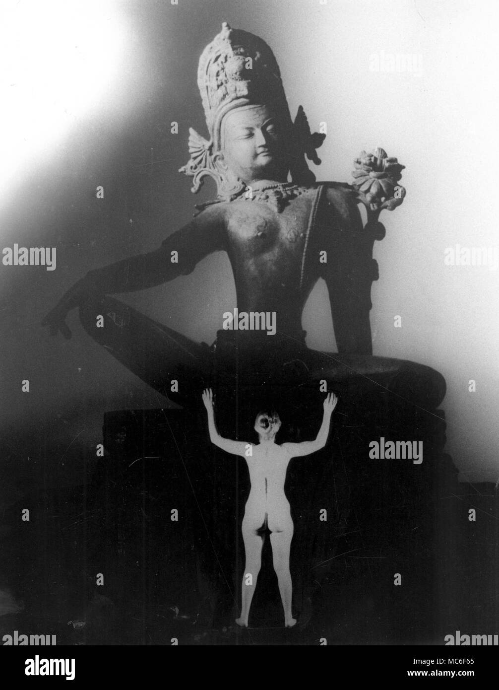 Devination par des statues. Dans certains cas, on croit que la staue, avant laquelle le rituel est effectué, auront le choix de parler ou de bouger, de donner réponse à des questions. Dans d'autres cas, on pense que la statue, quand ifnormed des souhaits du devin, invisiblement provoquent une réponse à apporter. Banque D'Images