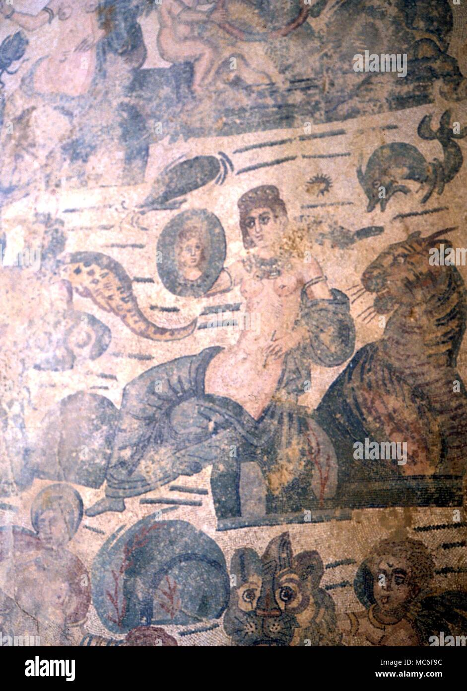 Planètes - Vénus Vénus à la recherche dans un miroir. Détail de mosaïque Romaine du 3ème siècle ap. Dans la grande villa romaine du Casale, près de Piazza Armerina. C'est l'un des plus beaux vestiges de l'âge romain Banque D'Images