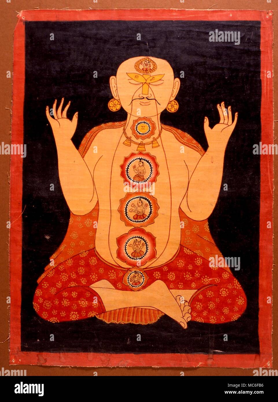CHAKRAS - Figure népalais se trouve dans lotus avec bras levés. Chakras contiennent des figues Banque D'Images
