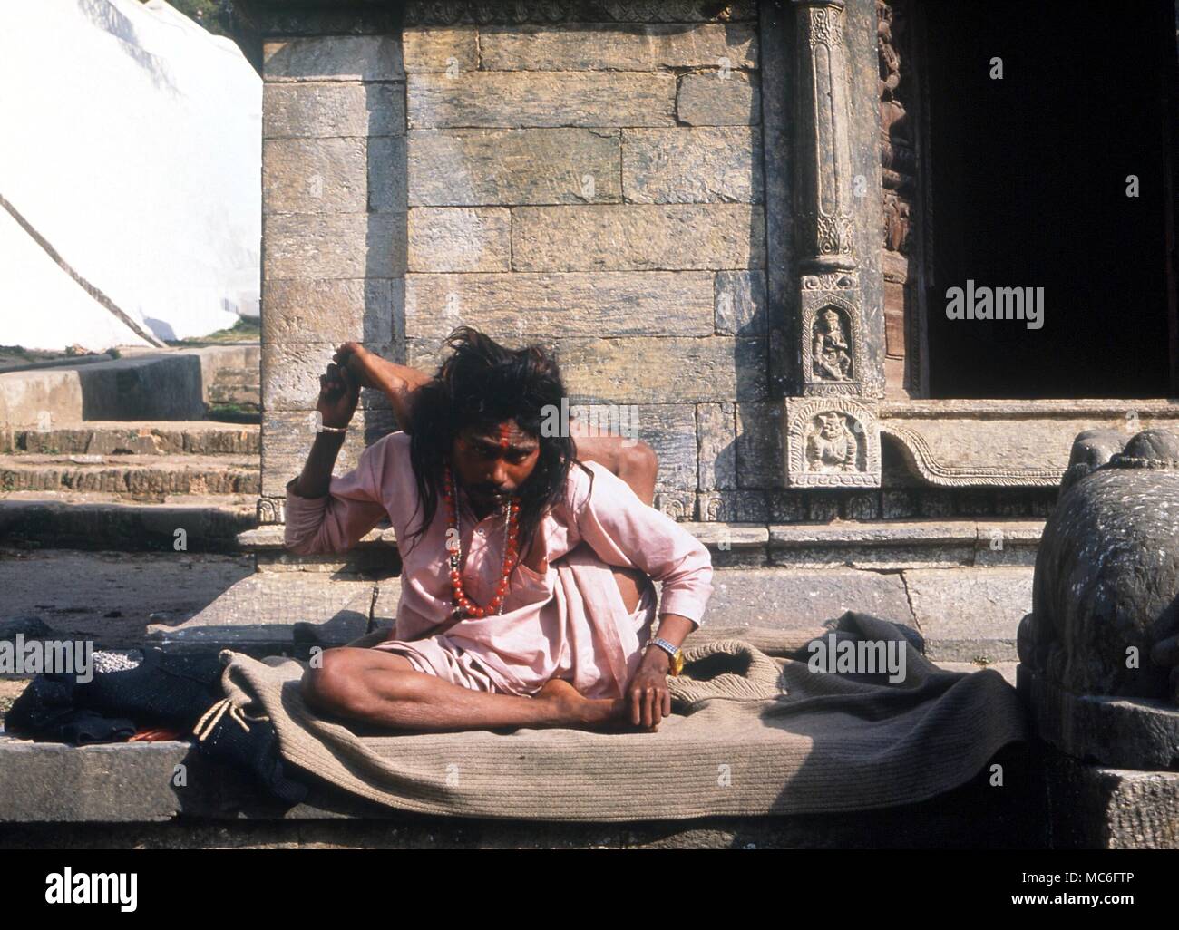 Saint homme fakir indien pratiquant divers pose de gymnastique Banque D'Images