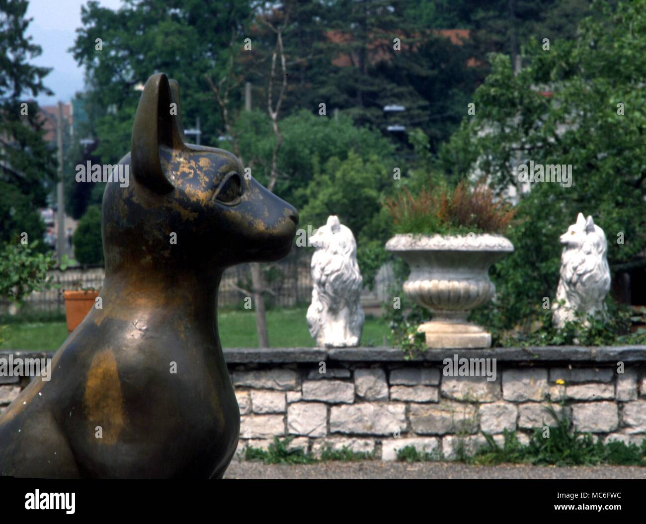 Tête de Chat 'géant' dans le jardin du chat Museum de Bâle, Suisse Banque D'Images