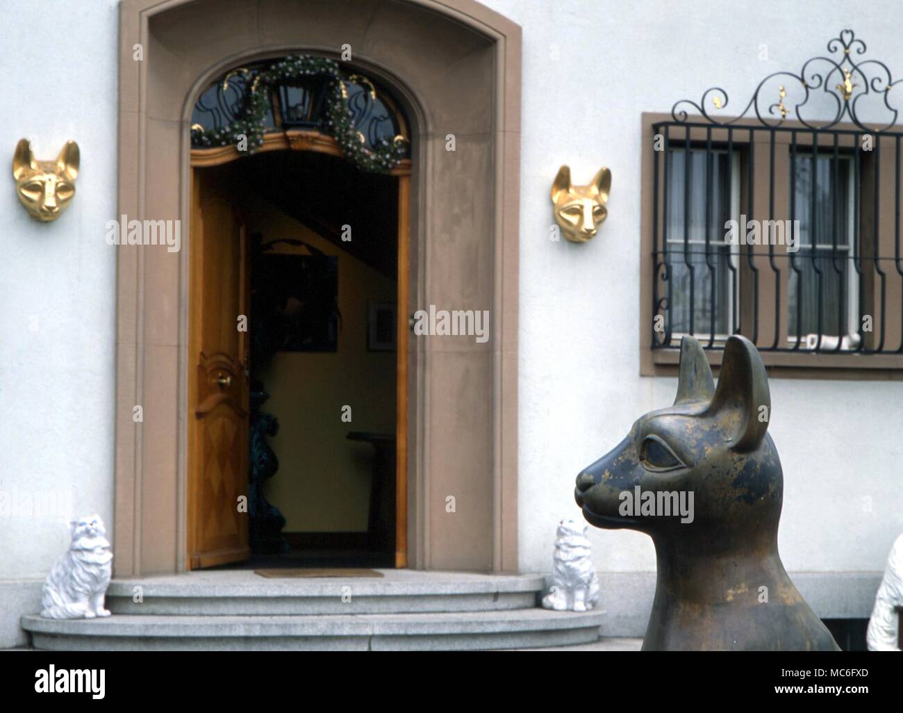 Tête de Chat 'géant' dans le jardin du chat Museum de Bâle, Swtzerland Banque D'Images