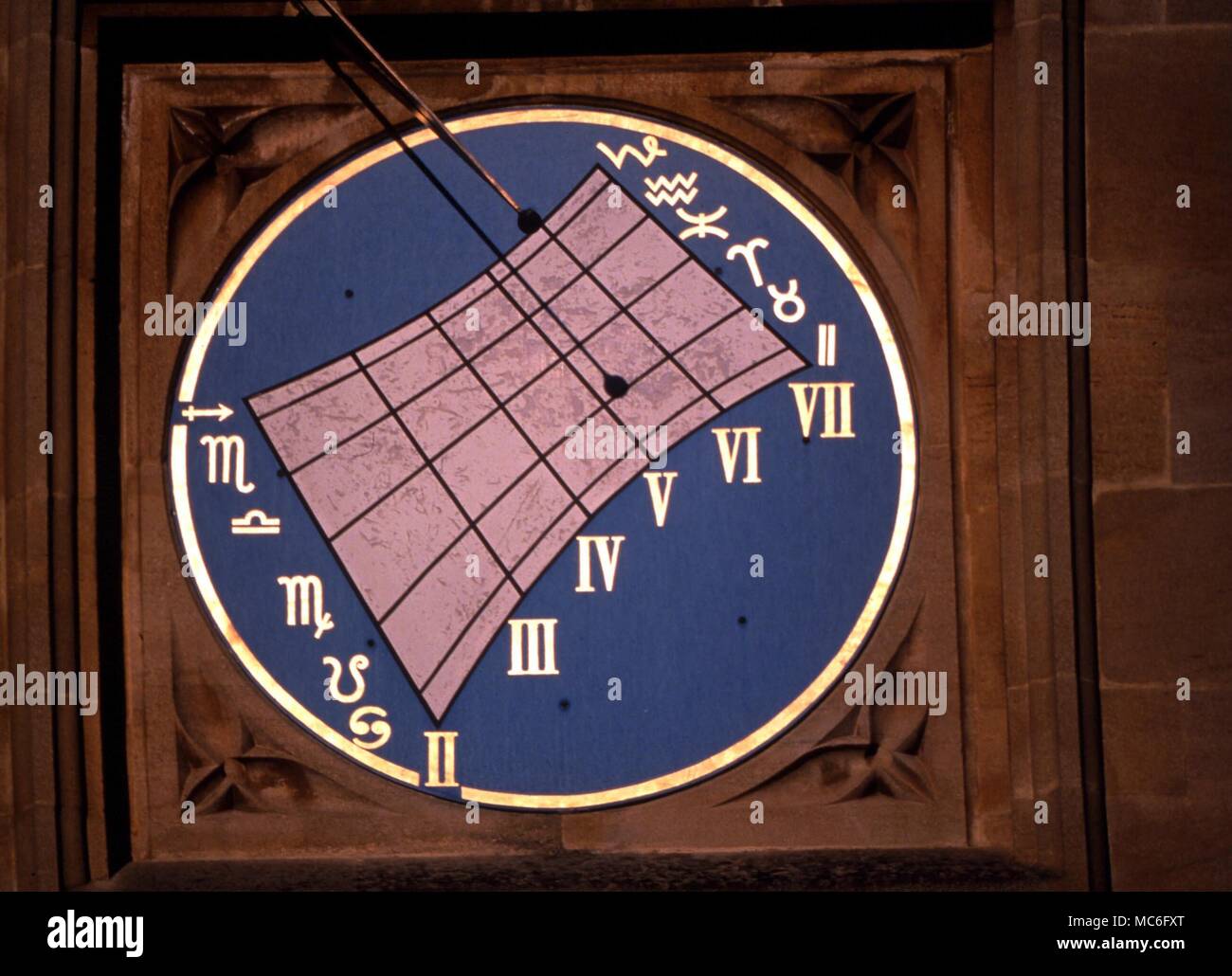 Les cachets des douze signes du zodiaque, sur themodern cadran solaire dans le quadrilatère de Merton College, Oxford. Banque D'Images