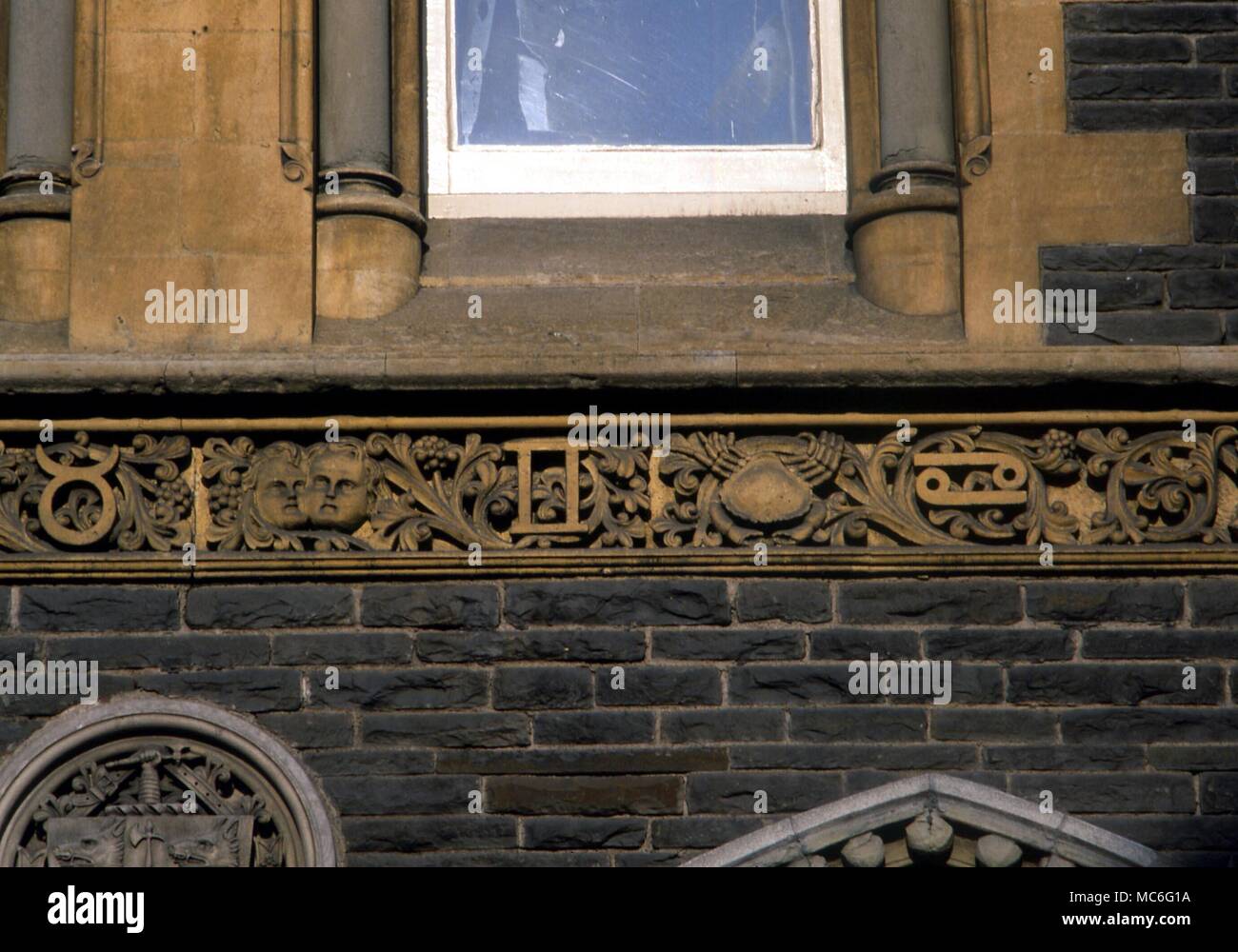 Les images et les cachets pour le cancer et les gémeaux sur la façade de la bibliothèque publique de l'époque victorienne à Hereford (Angleterre) Banque D'Images